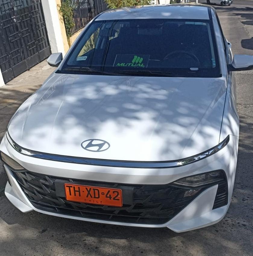 Taxi ejecutivo Hyundai blanco año 2024